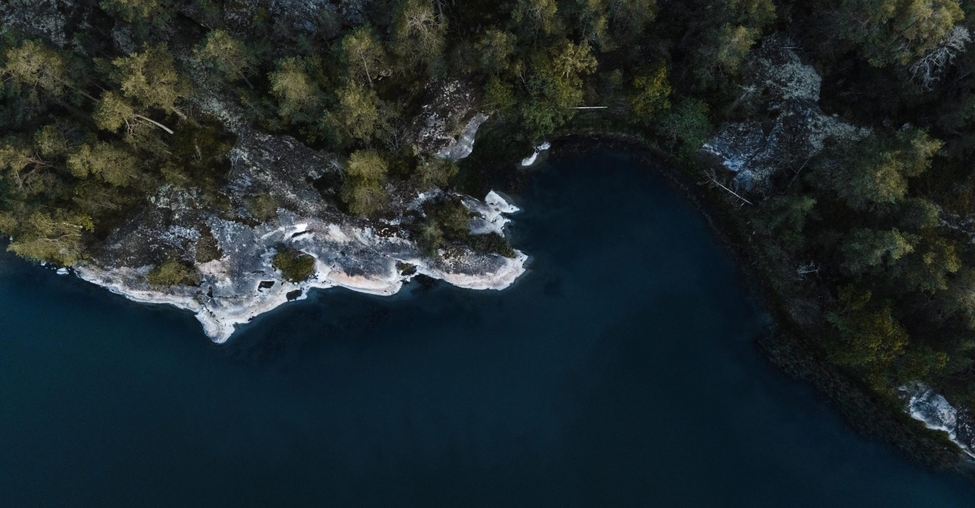 Drönarbild av stenig landremsa