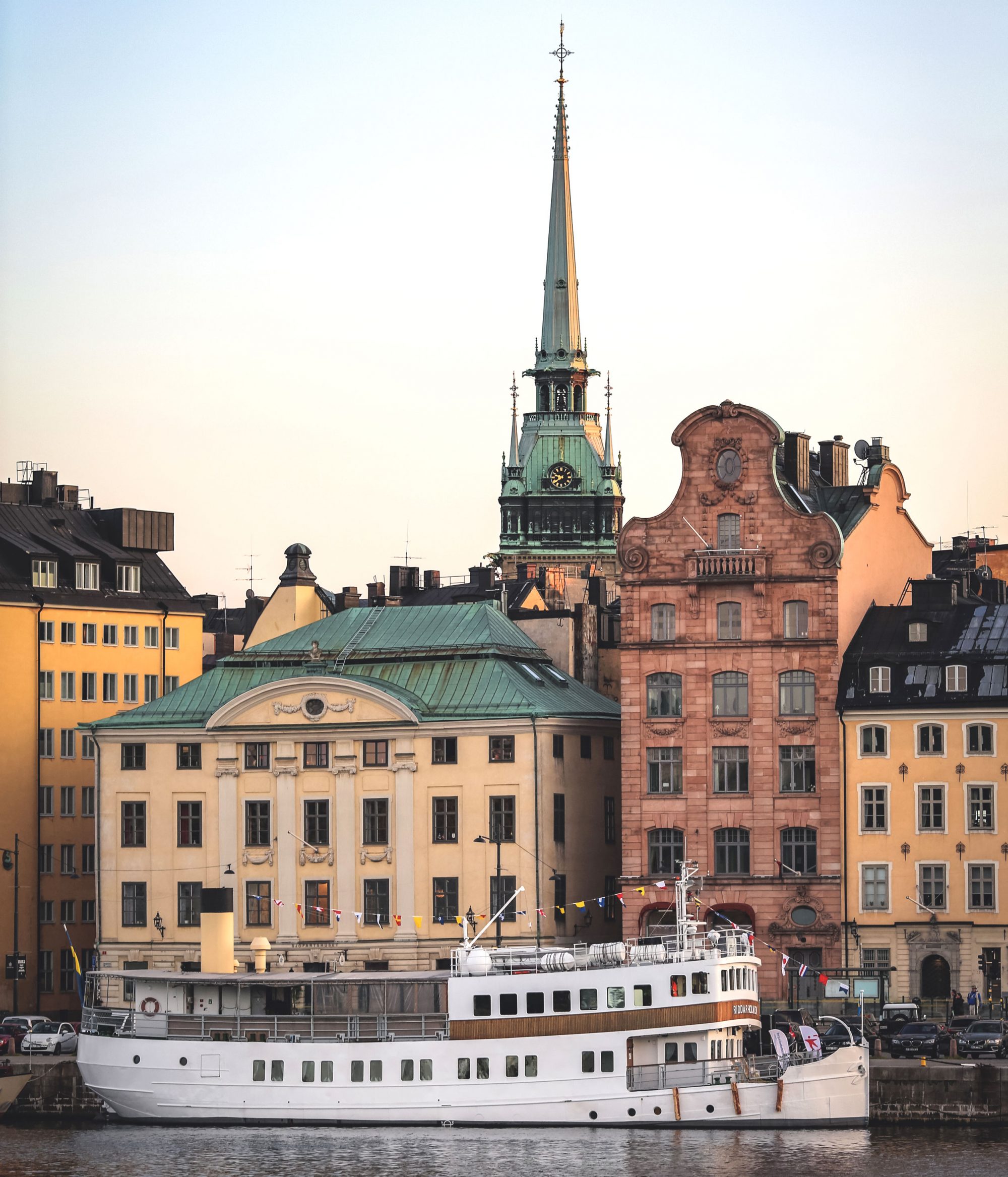 Båt vid kaj i Gamla stan Stockholm