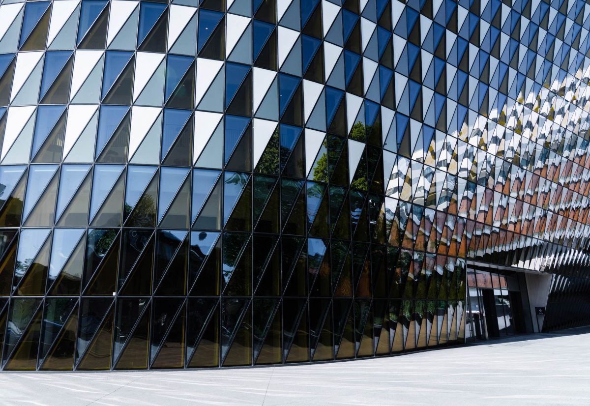 Reflektioner av fasad