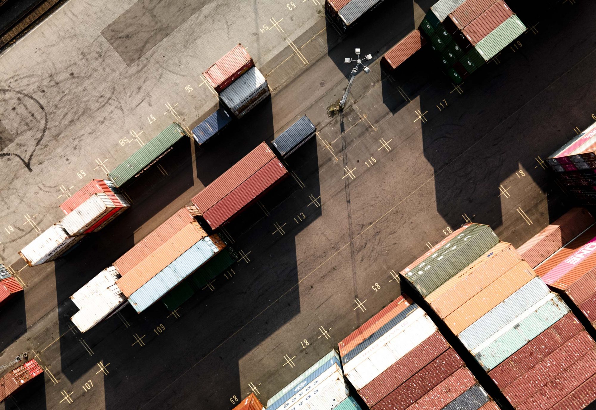 Flygfoto över containers i hamn