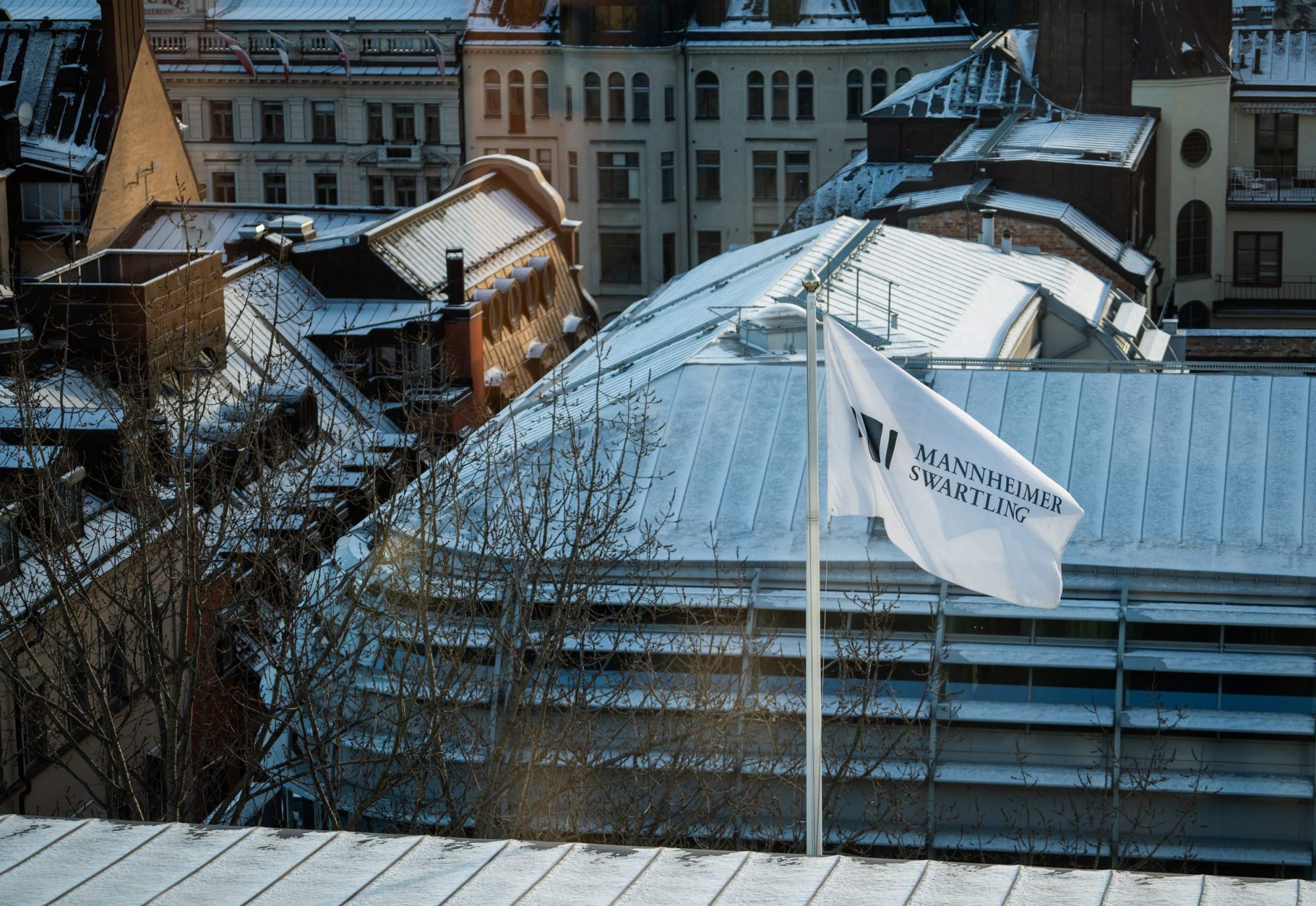 Flag with Mannheimer Swartling's logo