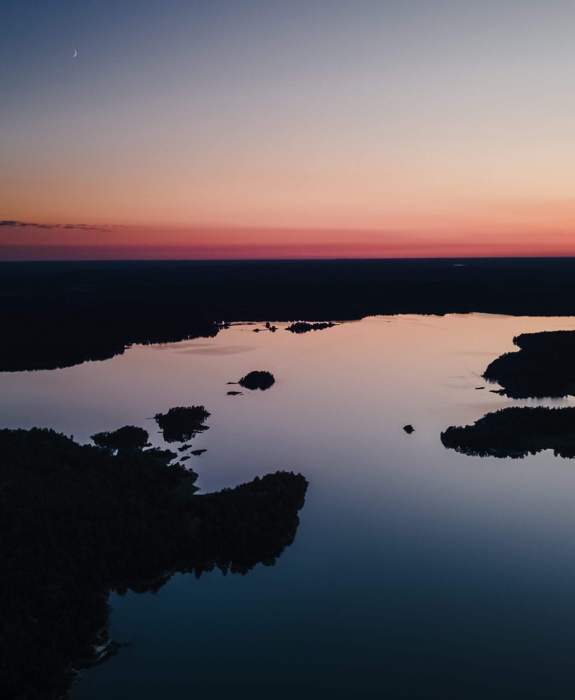 Horizon with pink sky and water