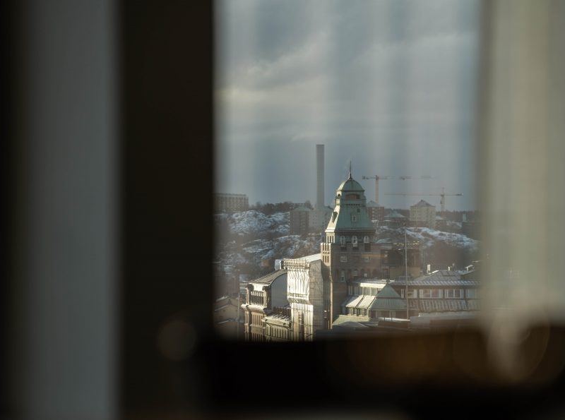 Vy över Stockholm genom fönster