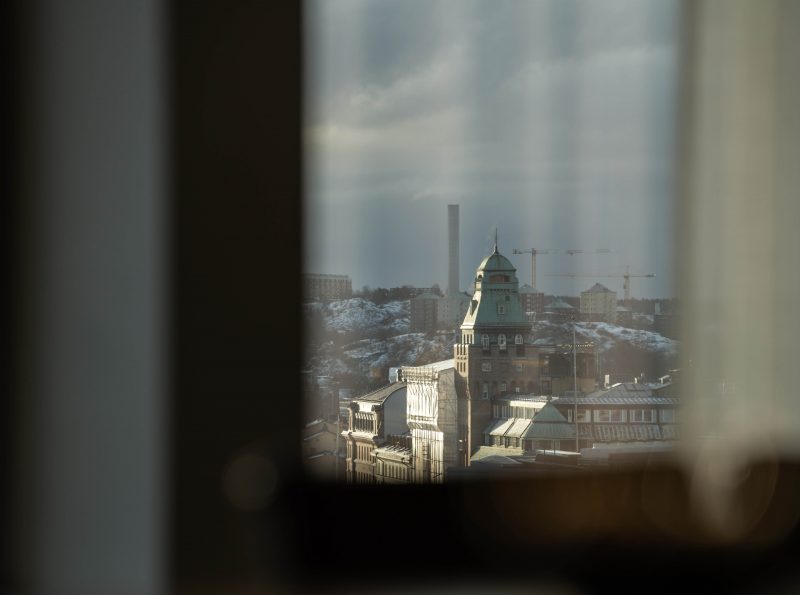 Vy över Stockholm genom fönster